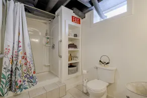 Spacious guest suite w/ view of Canandaigua - Image 4