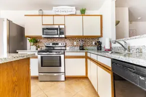 Cheerful home in central location near hospitals. - Image 4