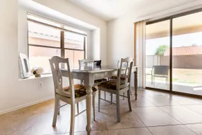 Cheerful home in central location near hospitals. - Image 3