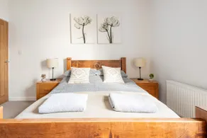 Cheerful 2- Bedroomed Home in Chesterfield. - Image 4