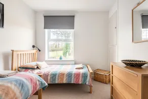 Cheerful 2- Bedroomed Home in Chesterfield. - Image 5