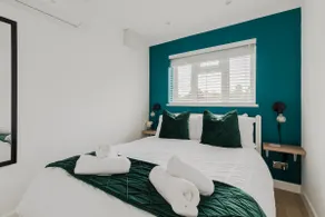 Luxury 1 Bedroom Little Lodge with private parking - Image 5