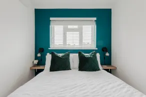 Luxury 1 Bedroom Little Lodge with private parking - Image 2