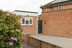 Luxury 1 Bedroom Little Lodge with private parking - Image 3