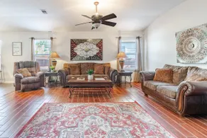 Lovely retreat steps from Sea World near BMT. - Image 4