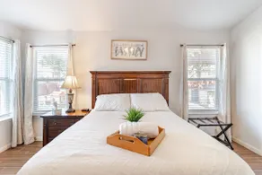 Lovely retreat steps from Sea World near BMT. - Image 5