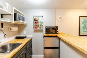 Quaint Maple Leaf studio apartment - Image 5