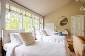 Splendid Retreat in Bryn Mawr! - Image 2