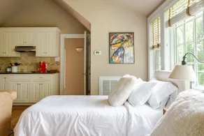 Splendid Retreat in Bryn Mawr! - Image 4