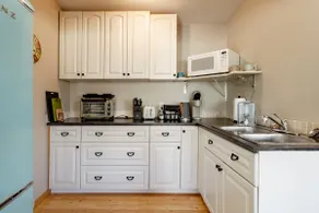 Spacious, private one bedroom guesthouse - Image 4