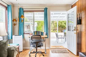 Friendly one bedroom with full kitchen and bath - Image 3
