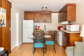 Friendly one bedroom with full kitchen and bath - Image 2
