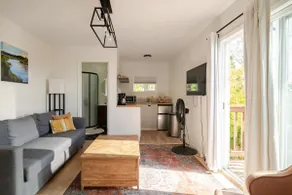 Beautiful Guesthouse with direct view of the Bay - Image 2