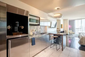 Luxurious Condo Stunning Strip View at Palms Place - Image 4