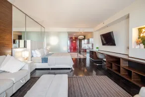 Luxurious Condo Stunning Strip View at Palms Place - Image 3