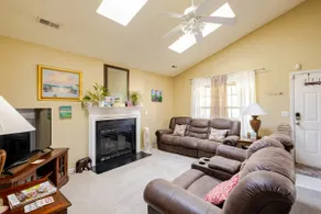 Charming 2BR Retreat in a Peaceful Neighborhood - Image 2