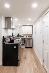 Modern 2 Bedroom, 3 Free Parking, Near Square One - Image 3