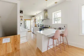 Historic Spacious Chicago Home • Free Parking - Image 5