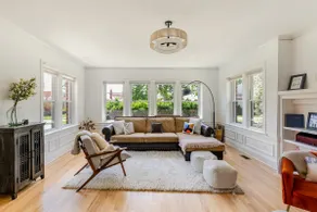 Historic Spacious Chicago Home • Free Parking - Image 2
