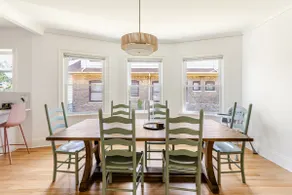 Historic Spacious Chicago Home • Free Parking - Image 3