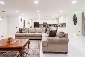 Great 3 Bedroom House with beautiful fireplace, - Image 2