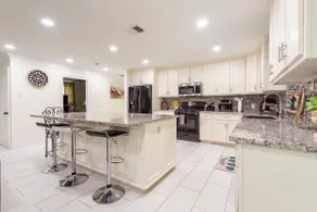 Great 3 Bedroom House with beautiful fireplace, - Image 5