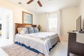Great 3 Bedroom House with beautiful fireplace, - Image 4