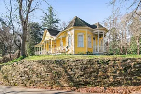 Historical getaway walking distance to the river. - Image 2