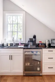 Private suite with kitchenette. Walk to downtown! - Image 5