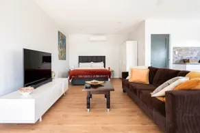 Stylish One Bedroom Studio at Long Jetty - Image 2