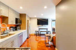 Seward Park Retreat with Open Floor Plan 1 Bedroom - Image 4