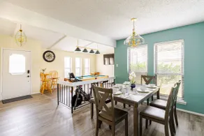 Cozy Three Bedroom House with Pool Table - Image 3