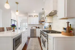 Beautiful 3 bedroom 2.5 bath victorian home - Image 2