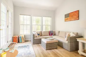 Gorgeous 3 BR/2.5 Bath Townhouse - Sleeps 6 - Image 4