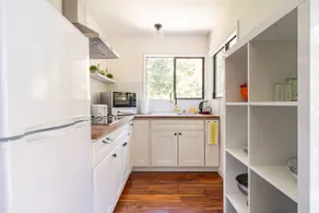 Treehouse retreat with deck in walkable Montclair - Image 4
