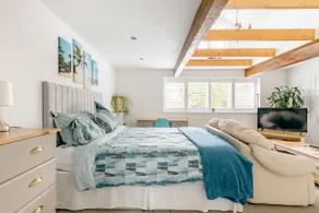 Stunning Large Room, EnSuite & Own entrance - Image 3