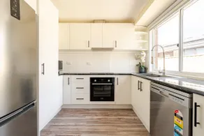 Cheerful 4 bedroom home with parking on premises - Image 3