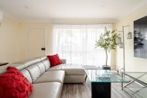 Cheerful 4 bedroom home with parking on premises - Image 4