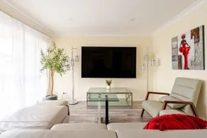 Cheerful 4 bedroom home with parking on premises - Image 2