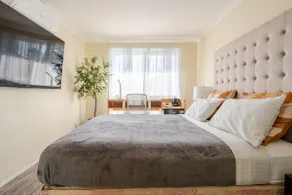 Cheerful 4 bedroom home with parking on premises - Image 5