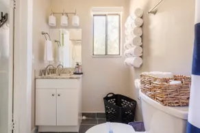 Cozy One Bedroom Farm-Style 7 min from Downtown - Image 3