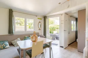 Cozy bungalow with private hot tub - Image 3