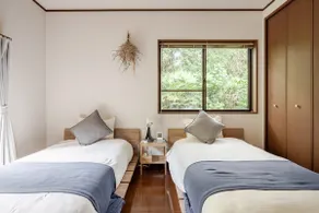 A modern one-story house with a courtyard, Iori-ori, living in a small forest - Image 4