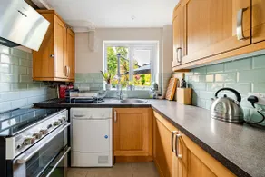 Spacious family house & Free parking - Image 4
