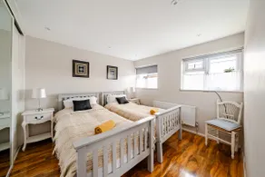 Spacious family house & Free parking - Image 3