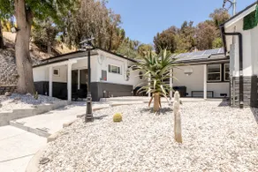 Spacious 5BR • Relaxing Family Retreat - Image 2