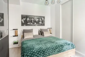 Luxurious suite with private garden and hot tub - Image 3