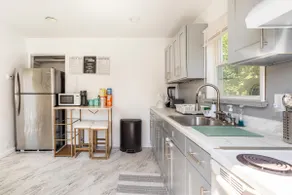 Entire 3bdr home w/parking, backyard, FirePit, BBQ - Image 2