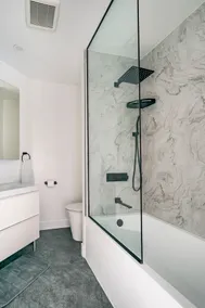 Luxury Lakeview Apartment - Image 2