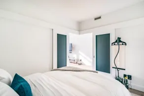Luxury Lakeview Apartment - Image 4